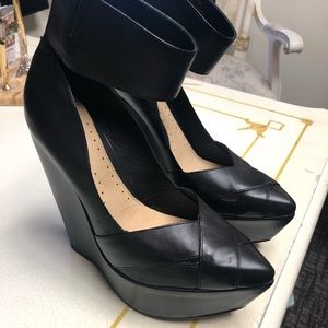 Super BCBG Max Azria run way platform heels
